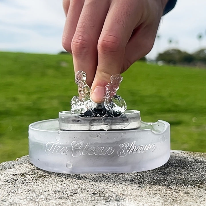 A Compact Shaver Cleaning Tool That Operates Manually Without ...